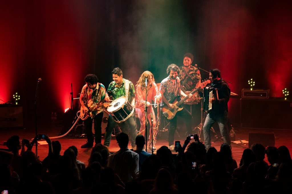 A cada dia que passa a saudade do palco, dos meus parceiros de música e do público aumentam. Mas mesmo com essa distância, sigo com fé e muita gratidão por todo amor que continuo recebendo virtualmente. Vocês são incríveis ❤️ Em breve, estaremos juntos!