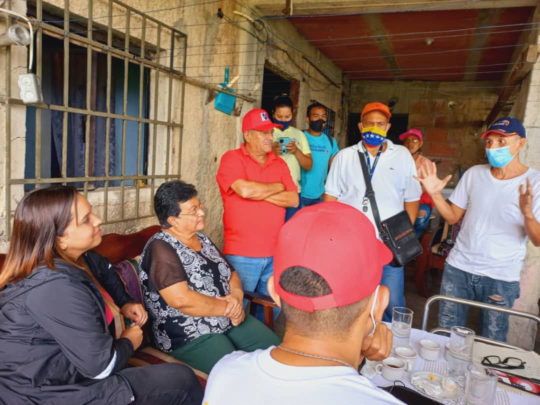 gabycomunas's tweet photo. #23Jul | #Hoy tuvimos un rico desayuno con representantes de la estructura parroquial de Caucagüita. Conversamos sobre los retos que tenemos en el municipio para generar la mayor suma de felicidad posible. Todxs juntxs podemos lograrlo! #RenaceLaEsperanza #EpaPSUV https://t.co/rGE9dToRhj