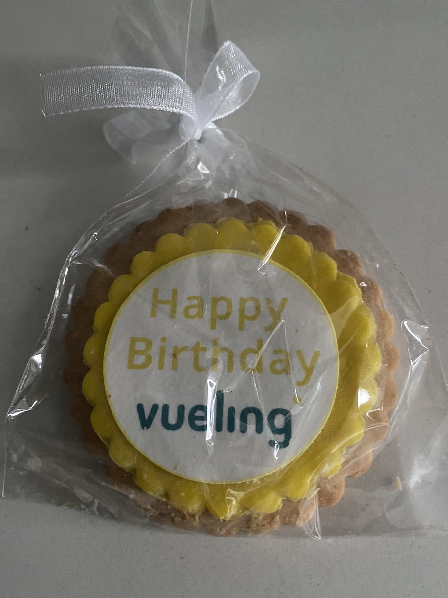 RuizLopezAlfred's tweet photo. Feliz Cumpleaños, Happy Birthday @vueling #pilotevent #pilotlife #VuelingBirthday #happyBirthdayVueling https://t.co/WOZyIRoROk