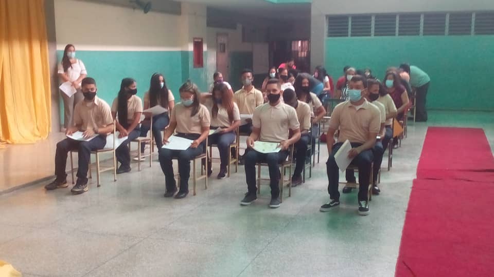 ✨📜🖋️📕📖 Entrega de Titulo de bachiller a los estudiantes de la UEN Cacique Charaima del #MPOLIBERTADOR #Aragua POTENCIA EDUCATIVA!. <a href="/NicolasMaduro/">Nicolás Maduro</a> <a href="/eduardopiate2/">eduardo piñate</a> <a href="/RMarcoTorres/">Rodolfo Marco Torres</a> <a href="/leoalvacabrera/">Prof. Leonardo Alvarado</a> @MPPEDUCACION @ZE_Aragua <a href="/educadoresdear2/">educadoresdearagua2020</a> <a href="/RosangelaOrozco/">Rosangela Orozco</a> <a href="/AnaAguilera2712/">Ana Aguilera</a>
