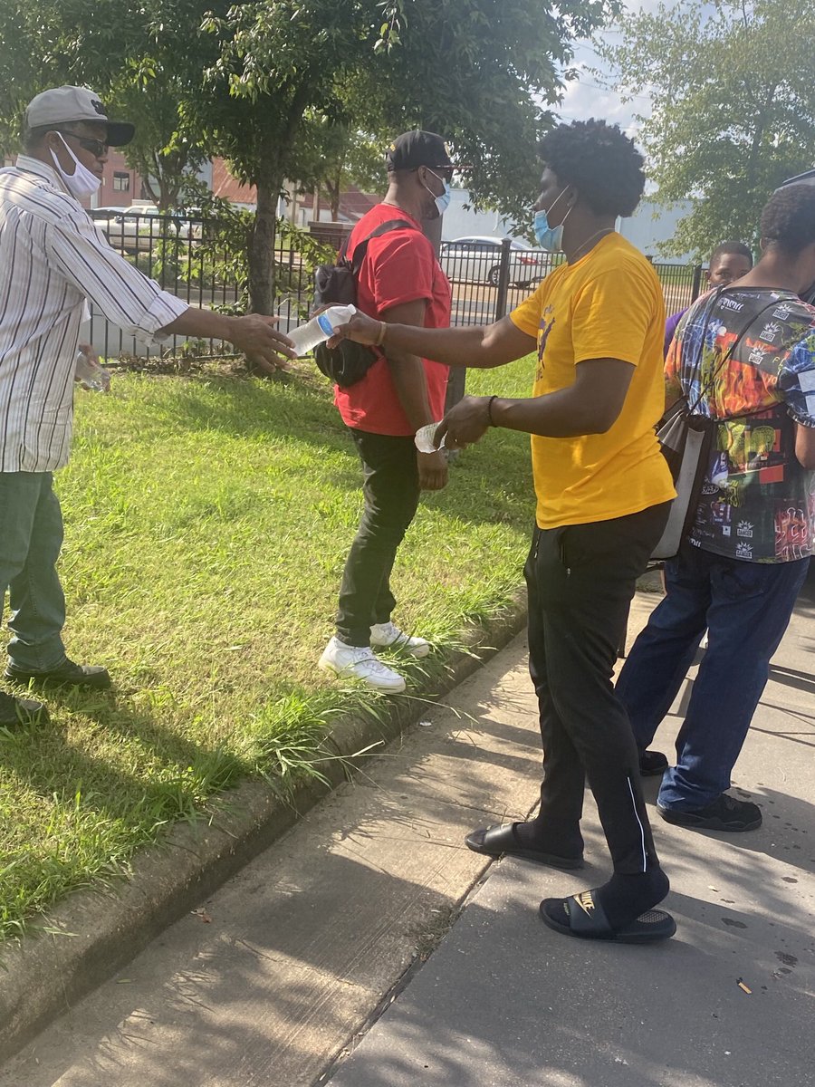 YEQues1949's tweet photo. Project 49: Combat Against Hunger was a success. Yesterday, Brothers of Thee Upsilon Epsilon chapter in conjunction with students of the STARs Summer Program at JSU, served food and water to the community in downtown Jackson.
#Service #MightyYE #Project49 https://t.co/Sbtvc5Mvvp