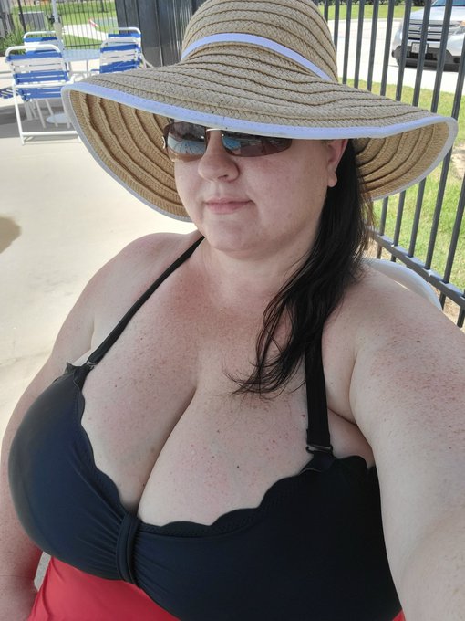 Pool day! So nice out! Hot but breezy, perfect day to swim. https://t.co/cf9ooEFiX6<a href="/tag/newprofilepic"class="tags"><span>#newprofilepic</span></a>