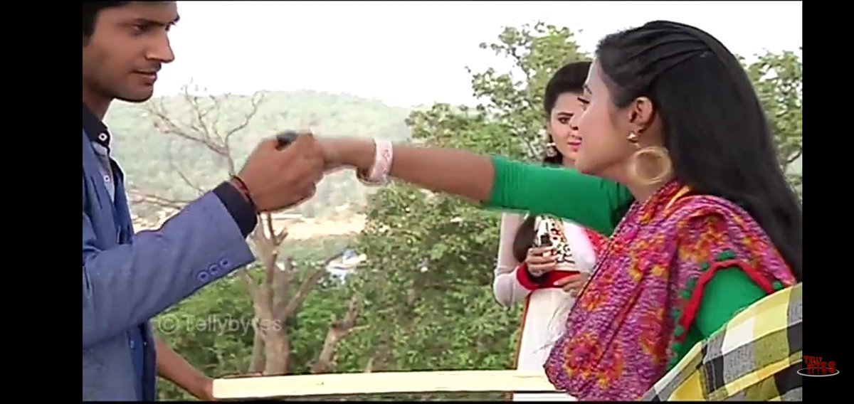 Anne_OT7Stan's tweet photo. Such a serious scene it was but see the BTS, full on masti😂, such awwdorable kids they are😚❤😚
Cutiesss😘😘😘
I really miss those days😔❤
#Swaragini
#SwaLak
#HeMish
#HellyShah
#HellyHolics
#NamishTaneja https://t.co/AbsyLFXVWy