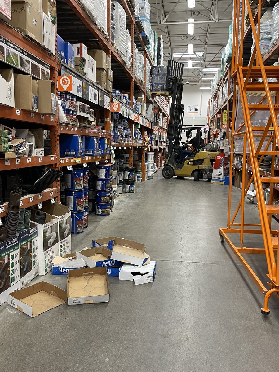 HenryCoAZ's tweet photo. 5 pallets
4 tube racks
3+ hours
2 THD associates
1 sweaty Henry rep

#467 Irvington store in Tucson is looking ready for the rain! Big shoutout to Mitch for getting the pallets down! @sperryhenryco @TheMrWhite16 @HomeDepot

Some before &amp; after photos… https://t.co/6Bgmm1XQy4