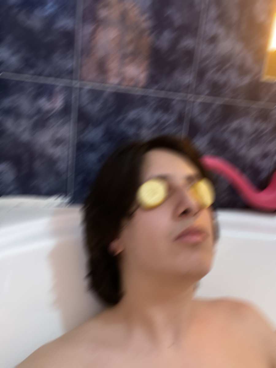MissaSinfonia's tweet photo. LO HE LOGRADO, HE LLEGADO AL MAXIMO NIVEL DE RELAJACIÓN, NO HAY VUELTA ATRÁS.
(Por cierto no había pepino y me puse rebanadas de plátano en los ojos.) https://t.co/vNhg1ELfm9