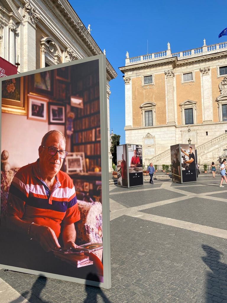 📸 È stata inaugurata la Mostra “Storie di Microcredito di Roma Capitale” 
👉🏼 Visitala gratuitamente fino al 1 agosto, oppure effettua il tour virtuale: bit.ly/3i1gbM

📞 Chiama lo 060606 per chiedere informazioni sul Microcredito di Roma Capitale