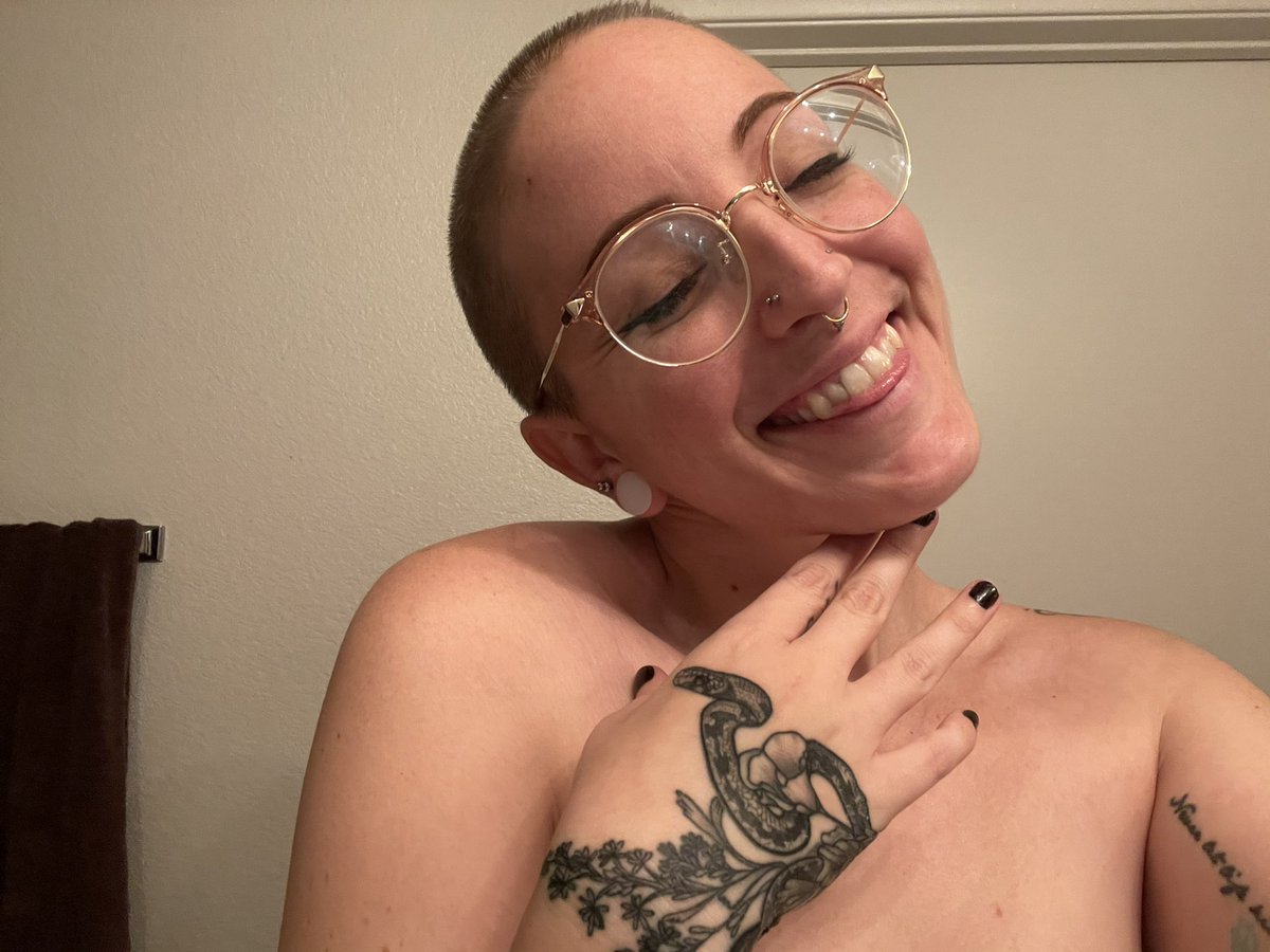 wildfloweralyce's tweet photo. Was feelin cute last night post night shift / preshower✨ https://t.co/p79OEnrxEp