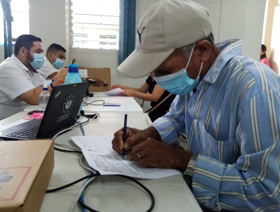 SedeSonsonate's tweet photo. #EnlacesConLaEducación #HananiaCarla #EducacionSV #CardonaARicardo #NayibBukele
Transformando la educación y la continuidad educativa. Cerrando otra semana de entrega. https://t.co/EutIQbcBGr