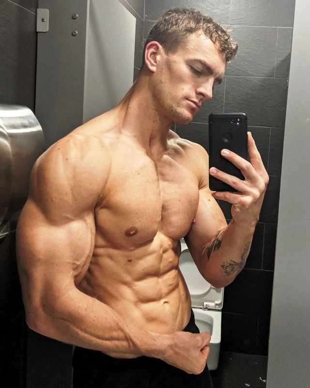 fitstuds1's tweet photo. Selfie time 😉 #straightguys #sixpackabs #tattoomuscle https://t.co/UQbLjdRs4g