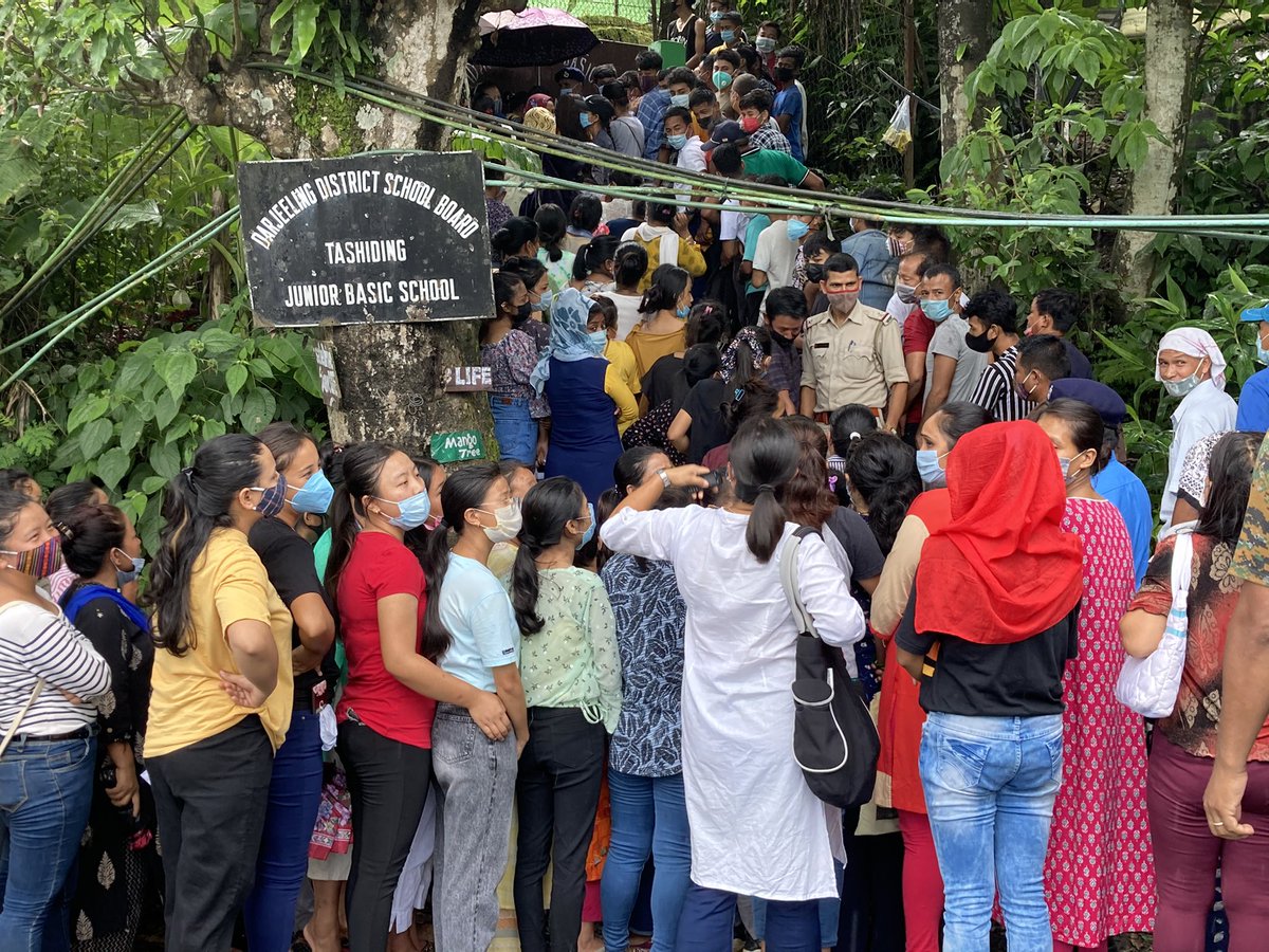 YojakTamang's tweet photo. Juggad scene at Kalimpong, Tashiding. People from in and around line up for vaccination. https://t.co/fmgtRRXbsP