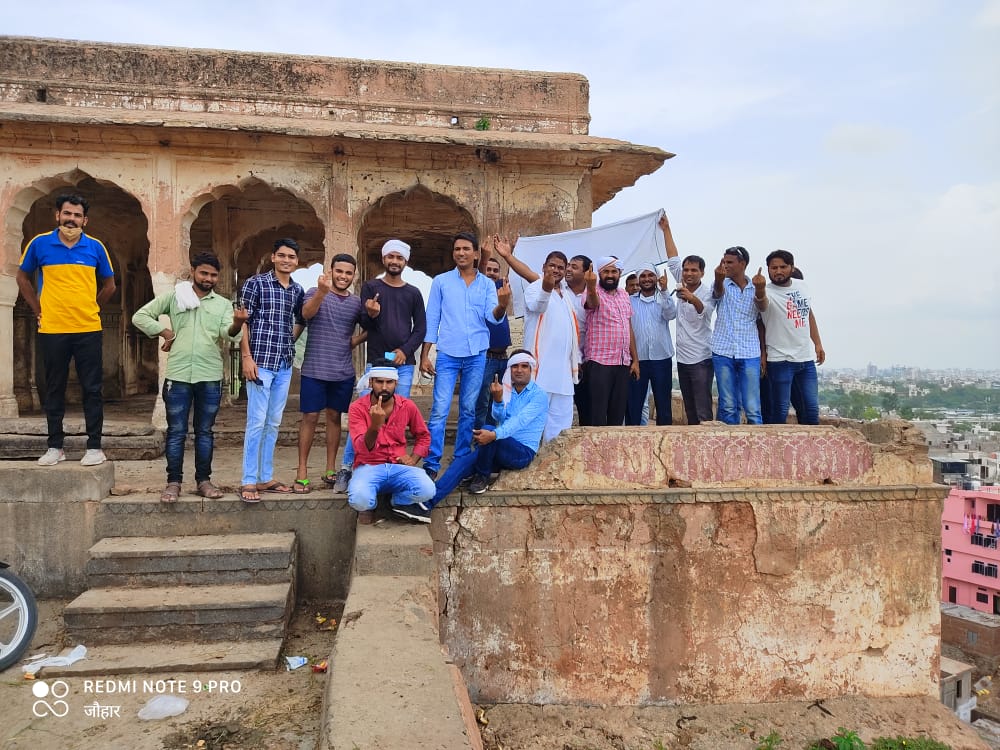 BanwariSantha's tweet photo. उपदेश राणा के चैलेंज को स्वीकार किया हम आबागढ दुर्ग पहुँचे और दुर्ग पर भगवा झण्डा पहनाने वाले व दुर्ग से छेडछाड करने बाले असमाजिकतत्वो पर ट्रांसपोर्ट नगर थाना मे मुकदमा दर्ज करवाया और किसी की इतनी औकात नही की चैलेंज करके आदिवासीयो से लडने आये। https://t.co/eSBfoUEmmz