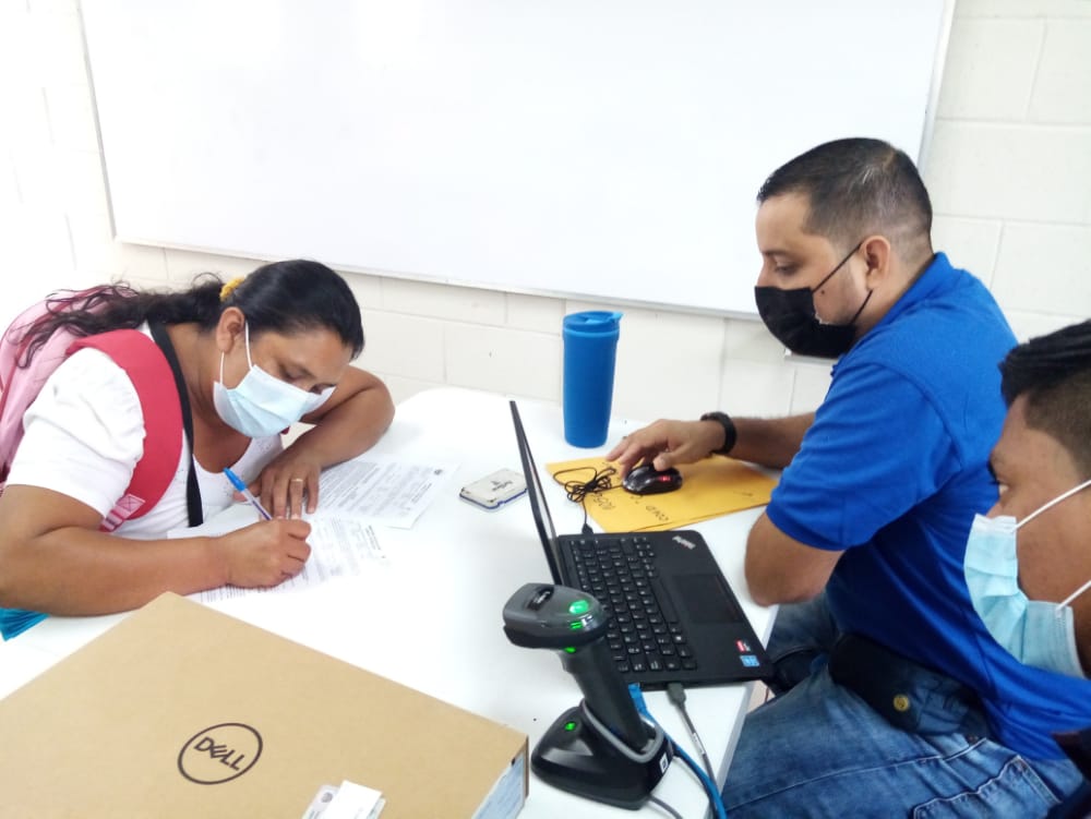 SedeSonsonate's tweet photo. #EnlacesConLaEducación #HananiaCarla #EducacionSV #CardonaARicardo #NayibBukele
Transformando la educación y la continuidad educativa. Cerrando otra semana de entrega. https://t.co/Xv38W3Y5lV