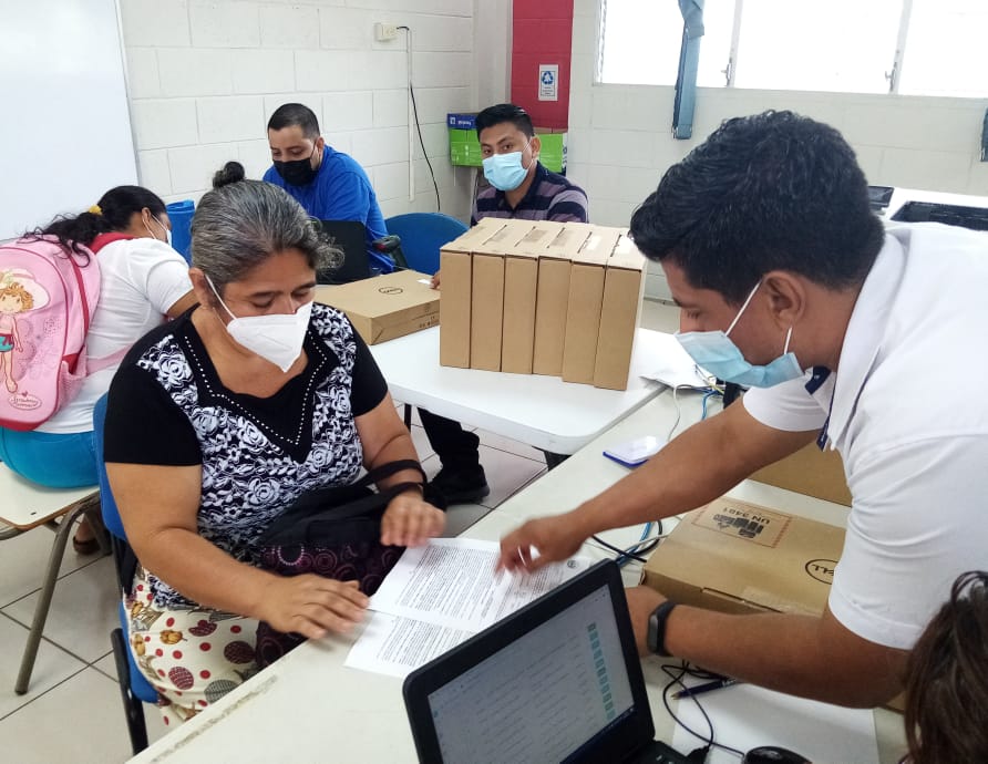 SedeSonsonate's tweet photo. #EnlacesConLaEducación #HananiaCarla #EducacionSV #CardonaARicardo #NayibBukele
Transformando la educación y la continuidad educativa. Cerrando otra semana de entrega. https://t.co/S70jJHWafp