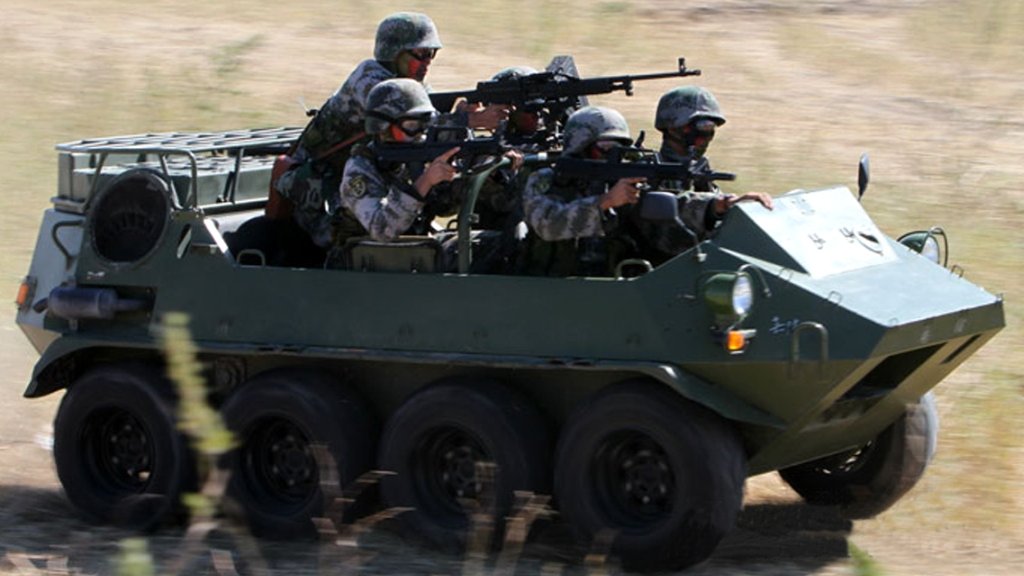 Jsf おそらく左写真の8輪atv 全地形車 に鉄板でガワを付けた装甲車擬き というかベース車両は実際にこれっぽい気がする
