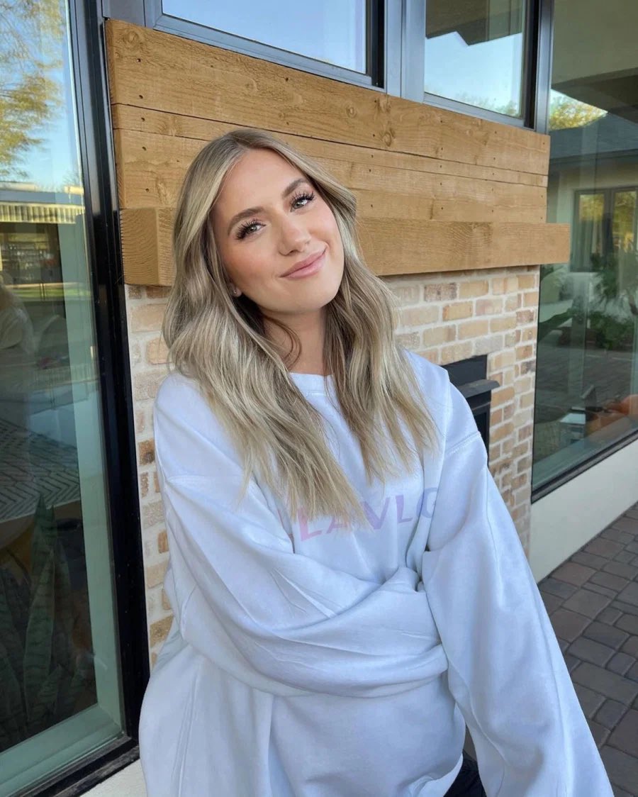 EntScoop's tweet photo. #LaurenBurnham from #TheBachelor was hospitalized yesterday with mastitis a month after giving birth to twins😱 We hope that she starts to feel better soon❤️‍🩹 https://t.co/Fp9ENuwYVV