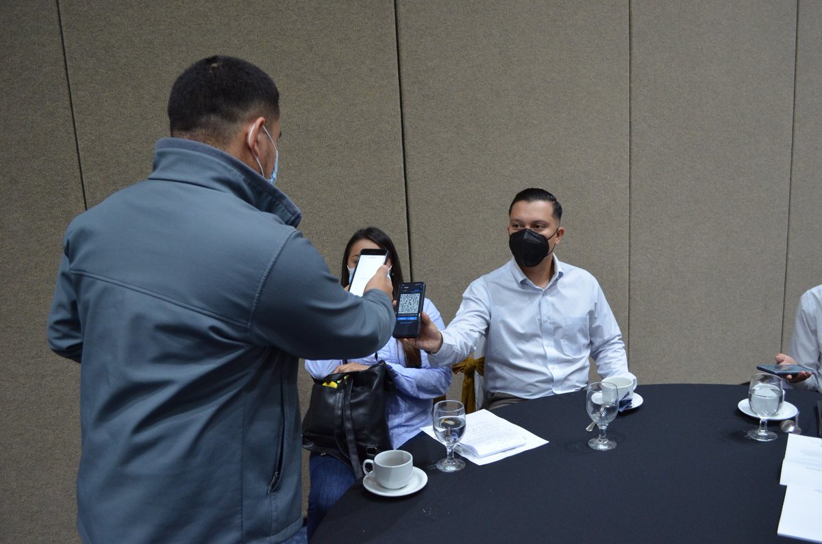 aveotero's tweet photo. Excelente evento organizado por @RevistaDyN el pasado Viernes sobre #Bitcoin en ElSalvador.
Muy contento de apoyar y de ver a Ejecutivos de Empresas Top en #ElSalvador ya interesados en adaptar sus procesos financieros a la #LeyBitcoin via @norttechlabs

https://t.co/jhyh6sncY8 https://t.co/ygf4DmjMkq