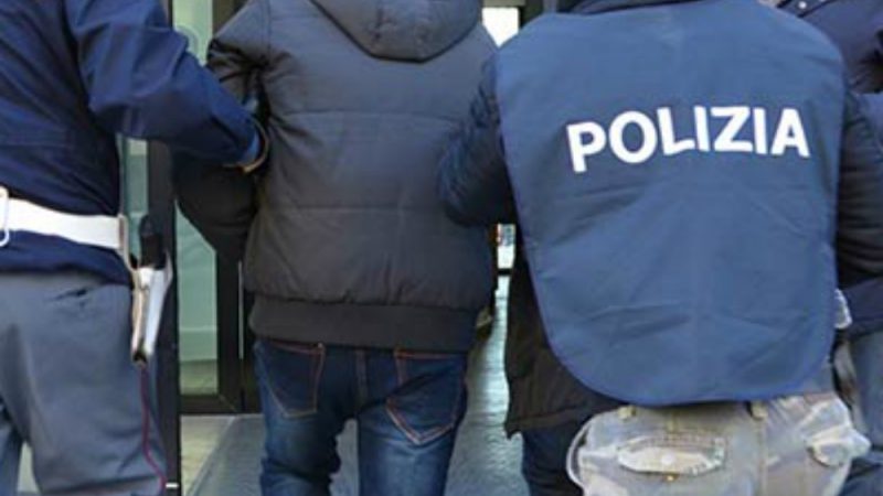zazoomblog's tweet image. Polizia arresta 36enne per violenza privata e maltrattamenti in famiglia - #Polizia #arresta #36enne #violenza zazoom.it/2021-07-23/pol…