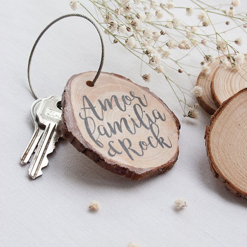 AMOR, FAMILIA &amp; ROCK. No pedimos más 🤘🏼
Llavero DIY hecho por DEF Deco: Decorar en familia  con una rodaja de madera, una arandela y un rotulador.

Más ideas DIY en:
➡ mtr.cool/cwkhrkxhpz

 #diy #craft #doityourself #createyoursummer #familia #family #rock