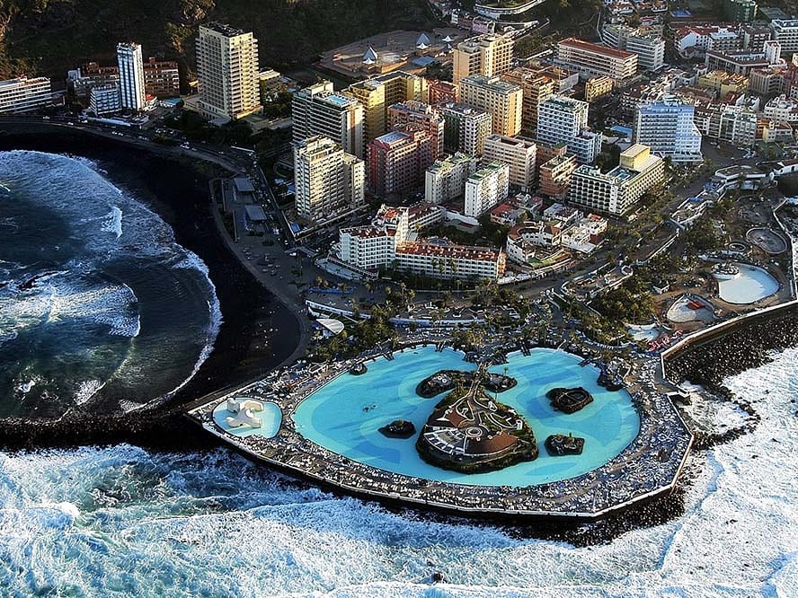 ParadigmaSpain's tweet photo. Soundcheck's finished! 🎸

🔥 @livwarfield &amp; her band, tonight in Tenerife #PuertodelaCruz at @CanariasJazz

Did anyone say pool parrrrrty?!? 😃🐬

@TINETIME
@ryanwatersmusic
@jay2mck
@nicholasreedii
@danielportermusic
@ReddMusic

Pure pure talent on that stage tonight! https://t.co/UfIbiXbAdB