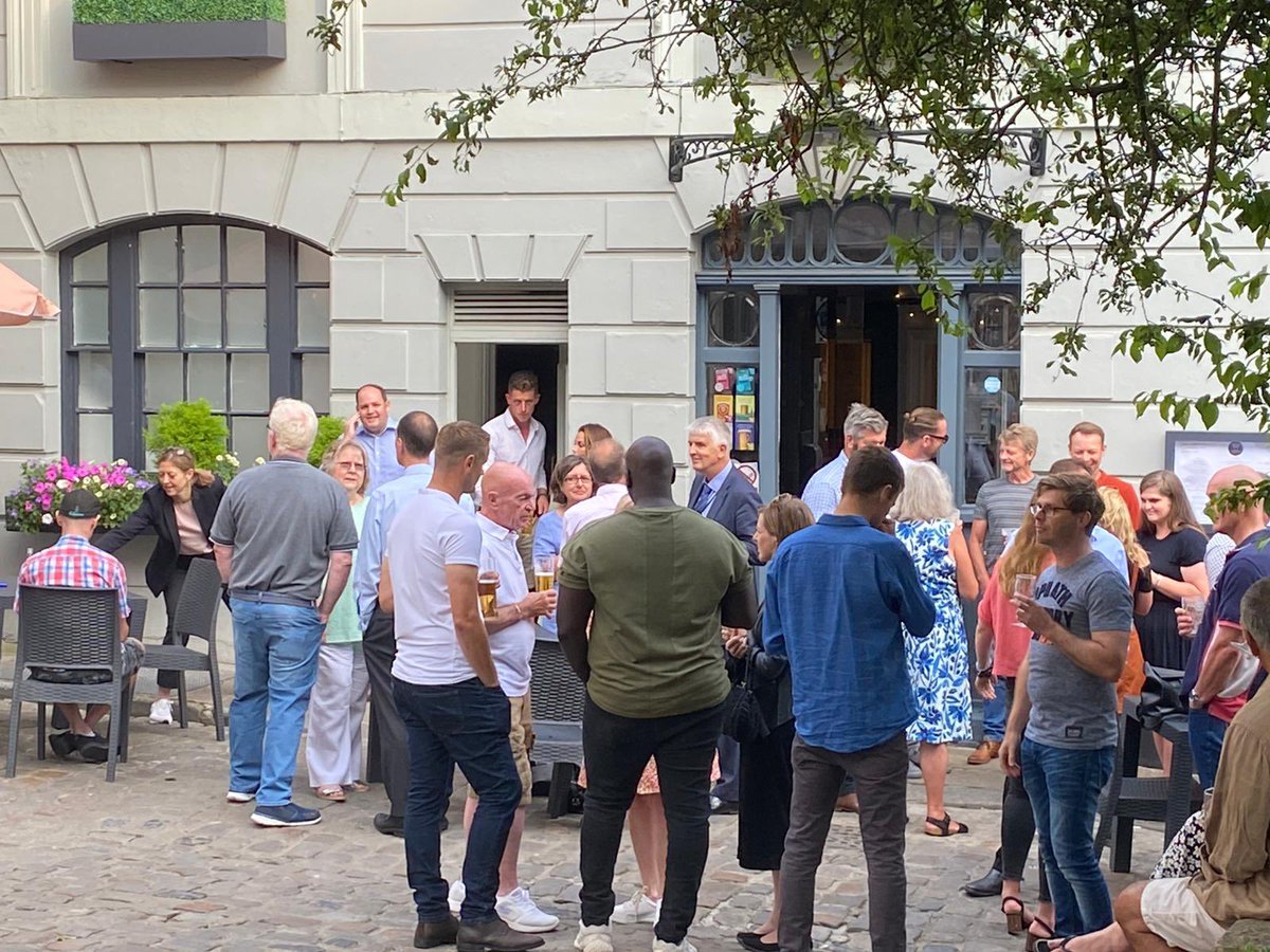 Great to see so many wonderful people at our pub on this glorious evening!

#queencharlottewindsor #windsor #windsorcastle #eton #berkshire #happyhour #shoplocal #independant #lunch #beethical #drinking #gin #wine #beer #food #tapas #rum #dinner