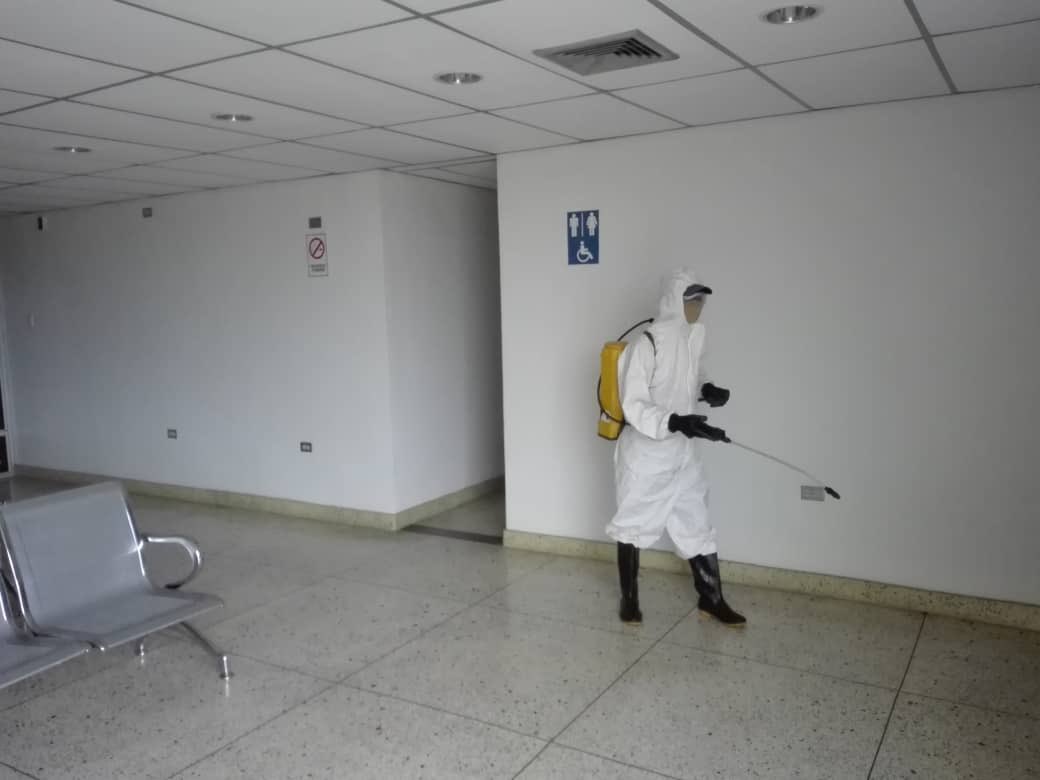 baer_ve's tweet photo. #23Jul | ¡EN BATALLA! Acciones para la contención y protección del pueblo contra la Covid-19, se ejecutan en el Aeropuerto Nacional Stte. Néstor Arias de San Felipe, edo. Yaracuy, a través del despliegue de la brigada de desinfección en las instalaciones ✈️

#DeVenezuelaParaTokyo https://t.co/wLBYnhxc8u