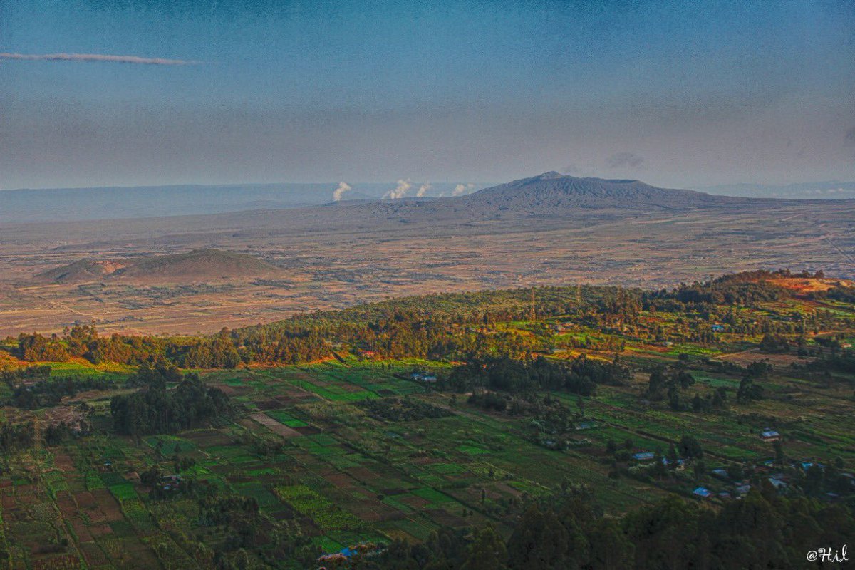 Hilary_Mwenda's tweet photo. From the desk of shots worth becoming your screensaver and more… enjoy this view from the Rift in #Kenya! #outdoors #TembeaKenya https://t.co/YoRPDQVz43