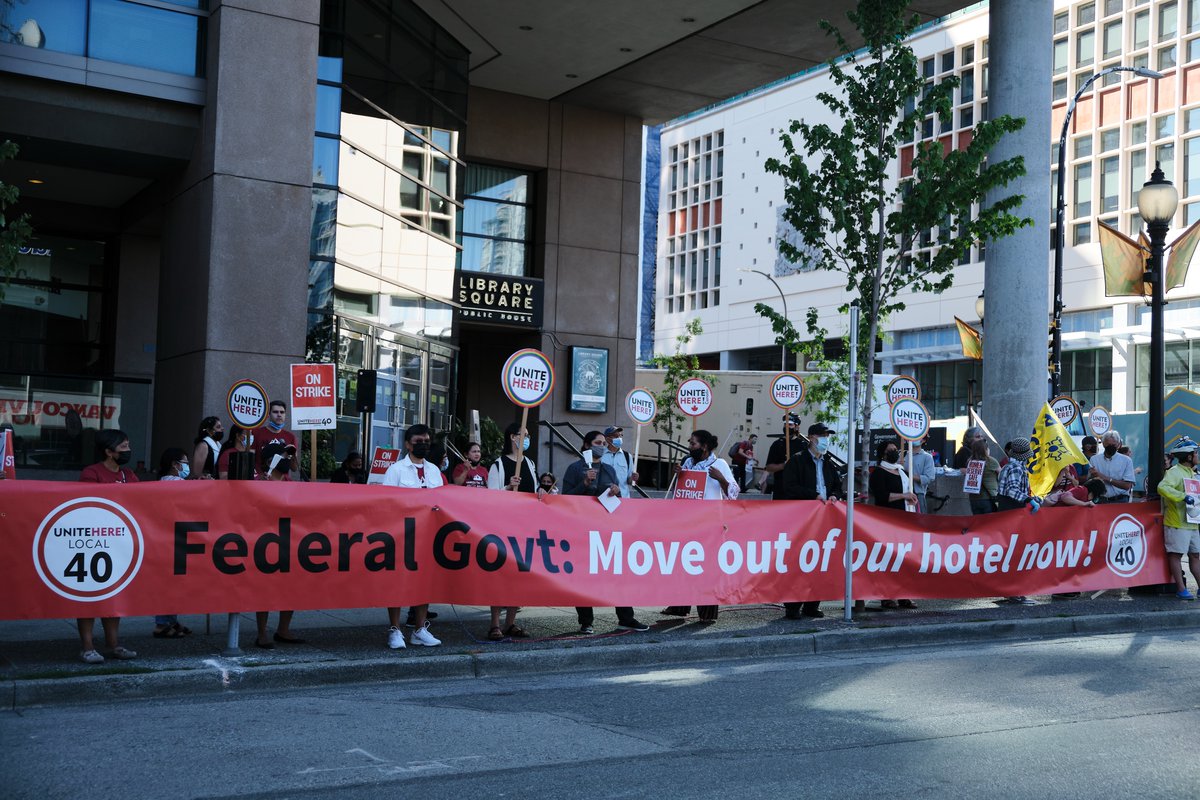 UniteHere40's tweet photo. PGH, you're no good. Sign that contract like you should!๐ฅ Highlights from yesterday's protest outside the fed govt's offices in Downtown Vancouver as Pacific Gateway hotel workers urge PM @JustinTrudeau to stop crossing their picket line
#BCUnequalWomen #NotTrueTrudeau #cdnpoli https://t.co/SDI2PEP6Nq