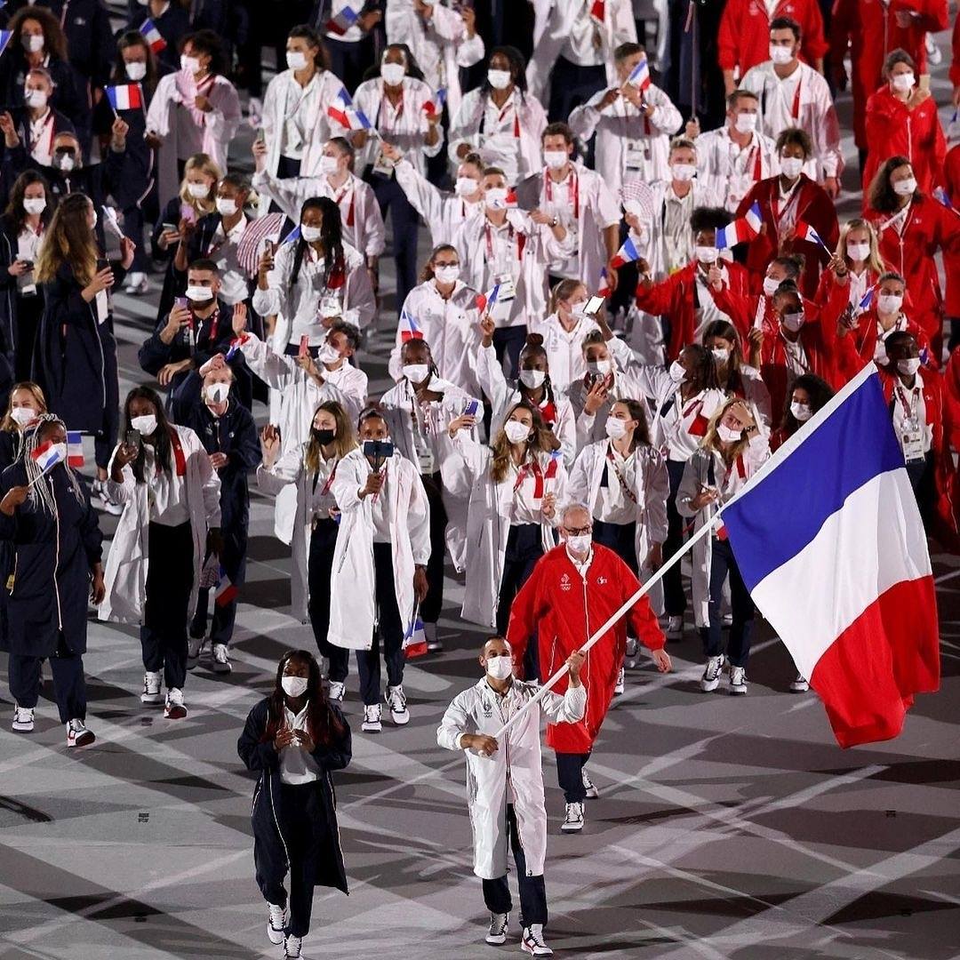 PineauAllison's tweet photo. Les Jeux Olympiques de #Tokyo2020 sont ouverts ! 🇫🇷
Et votre reporter était en première ligne 📷😉
#equipedefranceolympique #insidetokyo #bleuetfier #objectiftokyo #teamfrance #handball #bleublancrouge #womenathletes #equipedefrance #tokyo #japon #womensports https://t.co/GJLrPkibe0