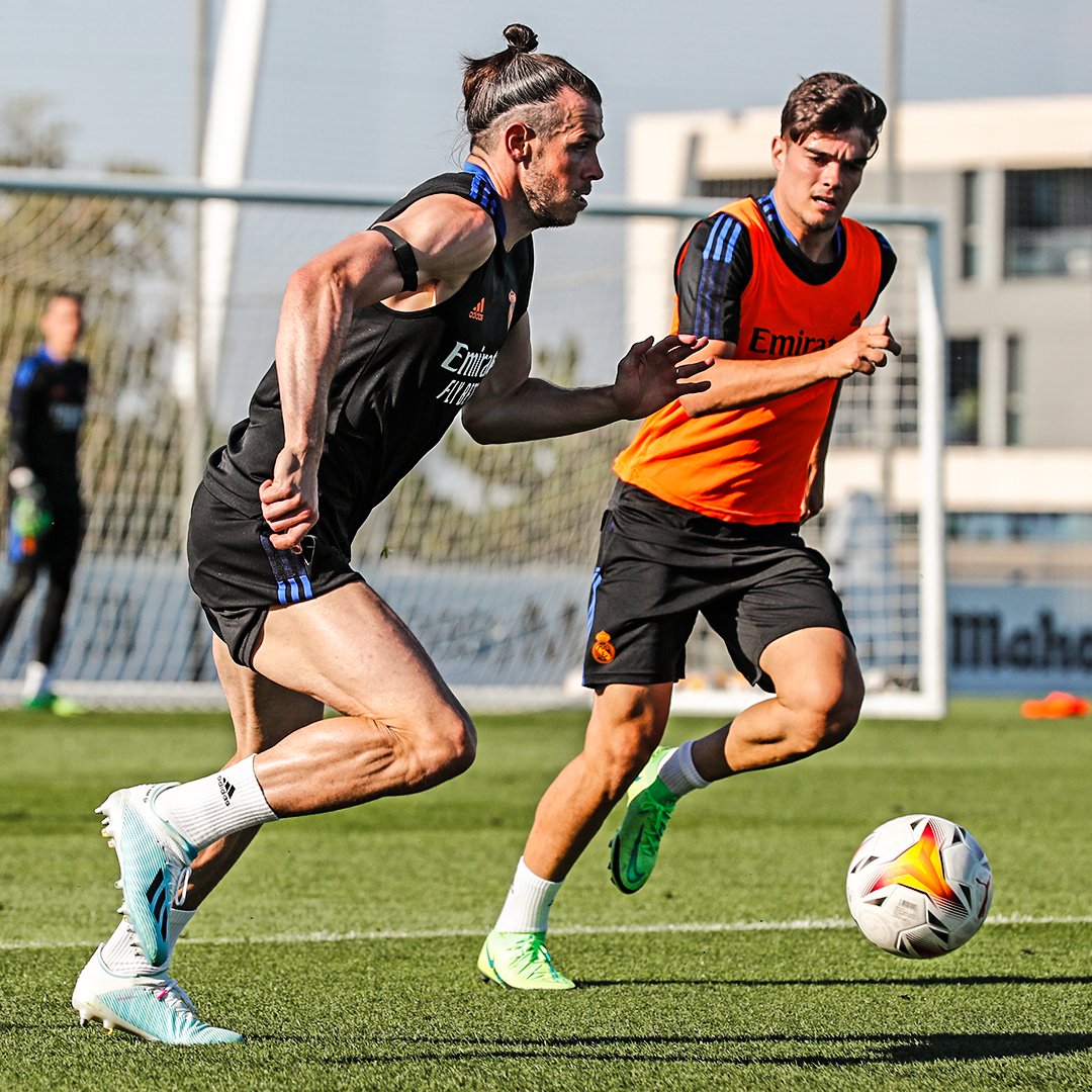 brfootball's tweet photo. Gareth Bale is back training with Real Madrid ⚪️ https://t.co/Uyc9CCj2mB