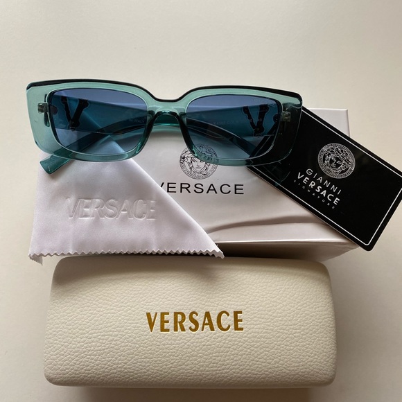 hortboy74's tweet photo. So good I had to share! Check out all the items I'm loving on @Poshmarkapp from @caitlinMdarling @MetalheadDeals #poshmark #fashion #style #shopmycloset #hardrockcafe #luckybrand: https://t.co/9zCyKEHzF7 https://t.co/3X1hwrXqjI