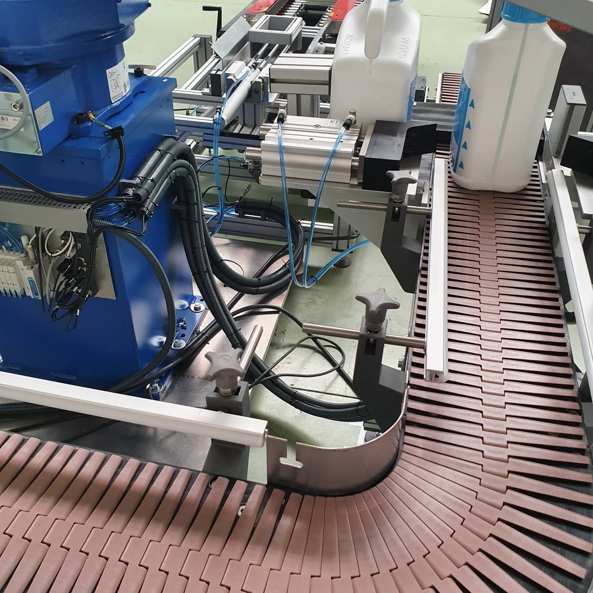 minitecesp's tweet photo. Estación de encajado de garrafas #automatica con transportador se charnela con estructura de #perfildealuminio #MiniTec #aluminiumprofile https://t.co/VDZMYDSziF