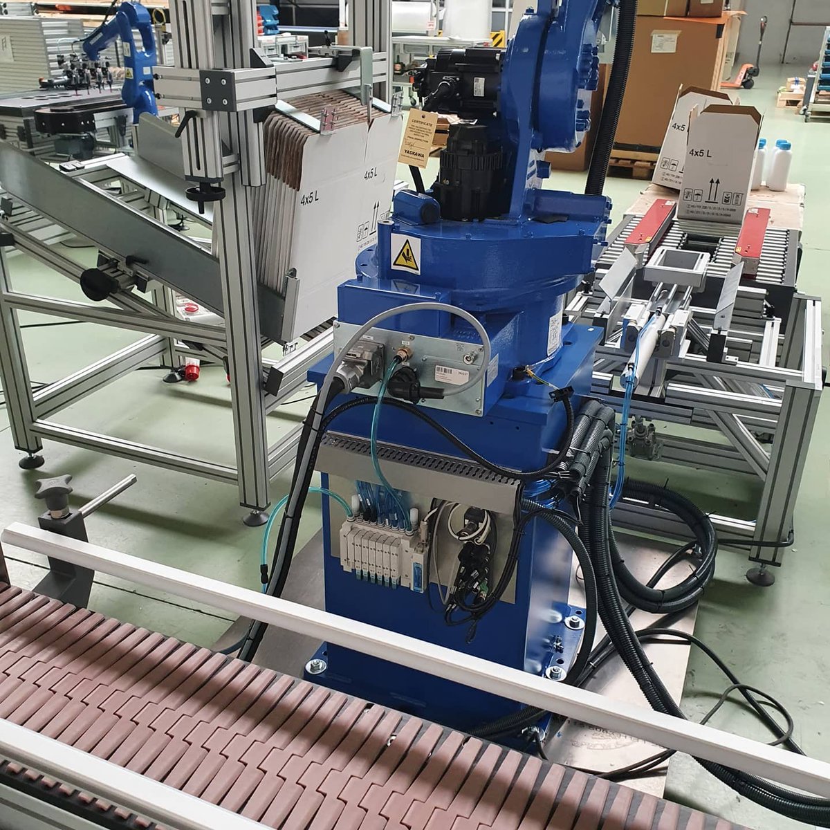 minitecesp's tweet photo. Estación de encajado de garrafas #automatica con transportador se charnela con estructura de #perfildealuminio #MiniTec #aluminiumprofile https://t.co/VDZMYDSziF