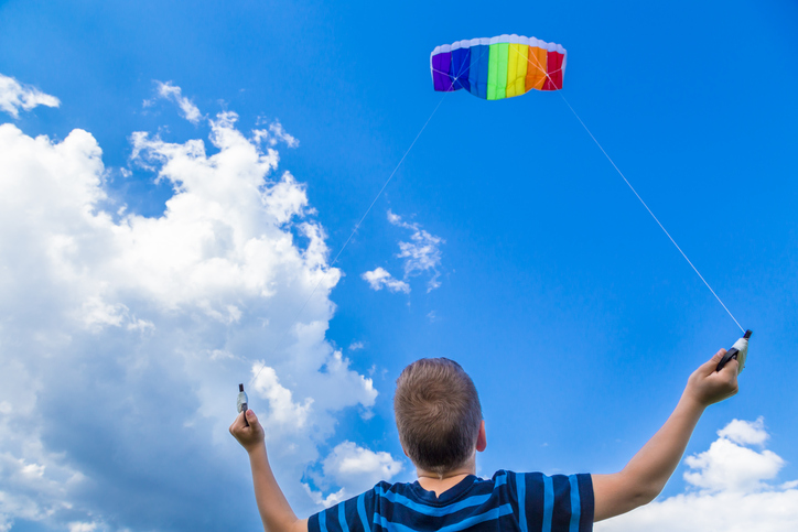 BurlingtonHydro's tweet image. Let’s be sure to remind our kids to PLAY SAFE this summer and stay away from powerlines when flying kites, climbing trees, or playing with remote controlled toys. #RespectThePower #BurlON