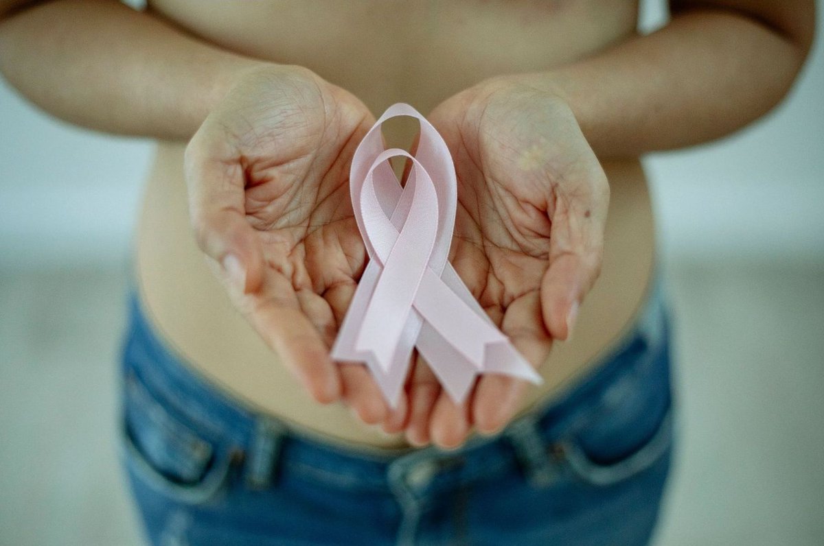CHEMTrust's tweet photo. We are exposed to a cocktail of chemicals; #bisphenols in plastics, #pthalates in cosmetics, #PFAS in food packaging. 
Visit @BreastCancer_UK  hub for tips on how you can reduce your exposure https://t.co/UYDFUBdL2V 
More on chemical mixtures here
https://t.co/QSELRrfPsg https://t.co/YMvw5rtWb2