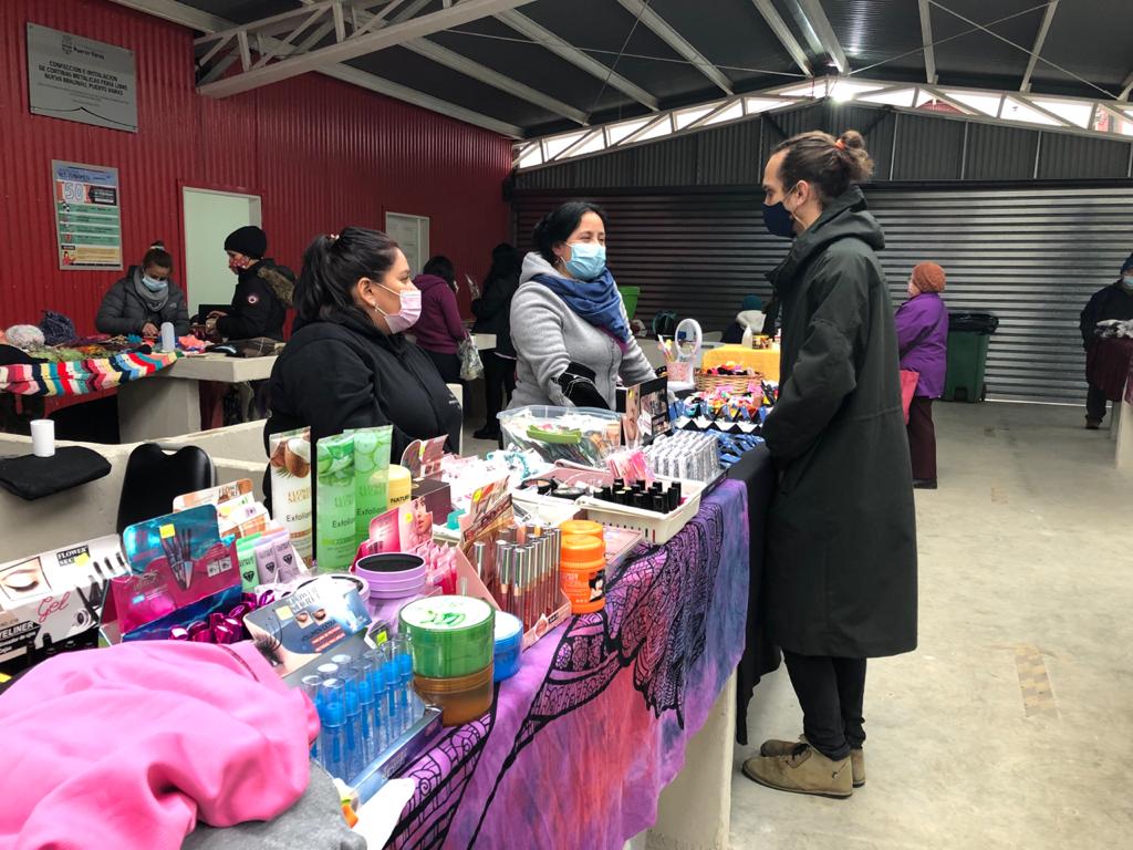 muniptovaras's tweet photo. 🔹 El alcalde @TomasGarate compartió en #NuevaBraunau con vecin@os que forman parte del #BazarDeEmprendedores y #FeriaRural. Allí socializó parte de lo que serán las #MesasTerritoriales y escuchó las sugerencias de los locatarios que buscan mejorar su labor emprendedora. https://t.co/CT9N5JoomA