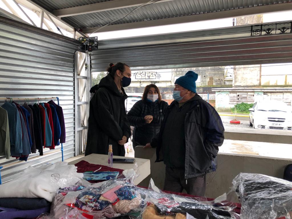 muniptovaras's tweet photo. 🔹 El alcalde @TomasGarate compartió en #NuevaBraunau con vecin@os que forman parte del #BazarDeEmprendedores y #FeriaRural. Allí socializó parte de lo que serán las #MesasTerritoriales y escuchó las sugerencias de los locatarios que buscan mejorar su labor emprendedora. https://t.co/CT9N5JoomA