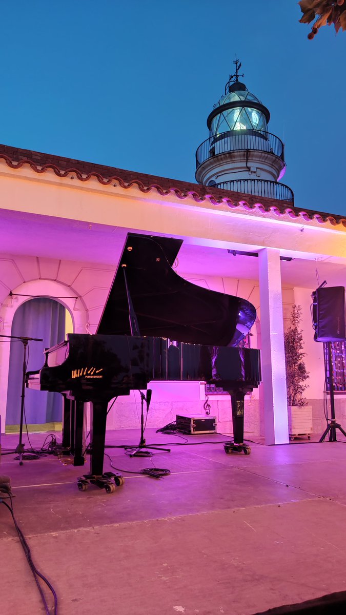 Tot a punt per veure i gaudir una vegada més amb en <a href="/ManuGuix/">Manu Guix</a> al far de Calella #CulturaSegura
