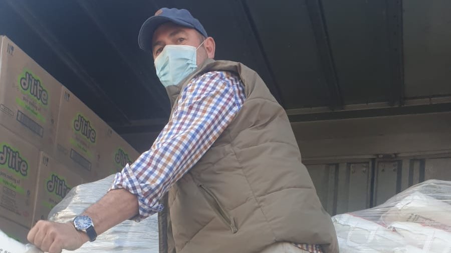 .<a href="/Greg_Straw/">Greg Straw</a>, Director within the Moti Group of Companies, took an active part in the day's activities. As part of the #TwoMillionMealsDrive, volunteers are providing 70 tons of rice and 30 tons of dahl as #KZN faces a food crisis. #SACares #MotiCares #RebuildSA