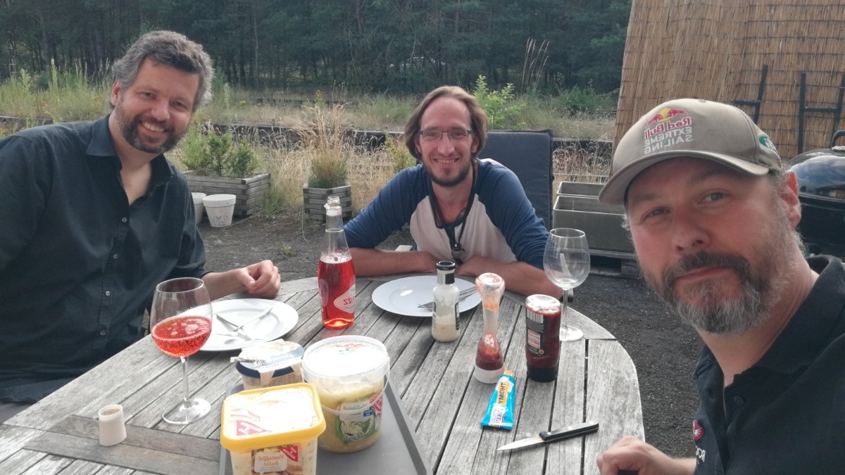 Erster Tag unseres Klausurwochenendes zur Gründung mit <a href="/RappSebastian/">Sebastian Konstantin Rapp</a> <a href="/pogacar/">Sascha Pogacar</a> und <a href="/OliverBerger/">Oliver Berger</a> neigt sich dem Ende zu. Morgen verstärkt uns noch @Steam_Tinkerer. Um 16 Uhr stehen wir live unter whereby.com/oliverberger zur Verfügung. Freuen uns auf euch! /ob