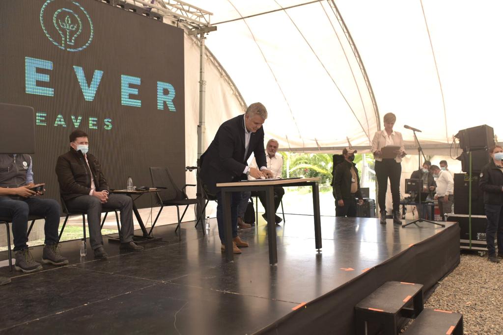 clever_leaves's tweet image. Colombian President @IvanDuque signs Medical Cannabis Decree authorizing the export of dried cannabis flower at Clever Leaves facilities. 
 
$CLVR #CleverLeaves #CannabisIndustry #Colombia #ColombianCannabis #CannabisFlower #EUGMPCannabis