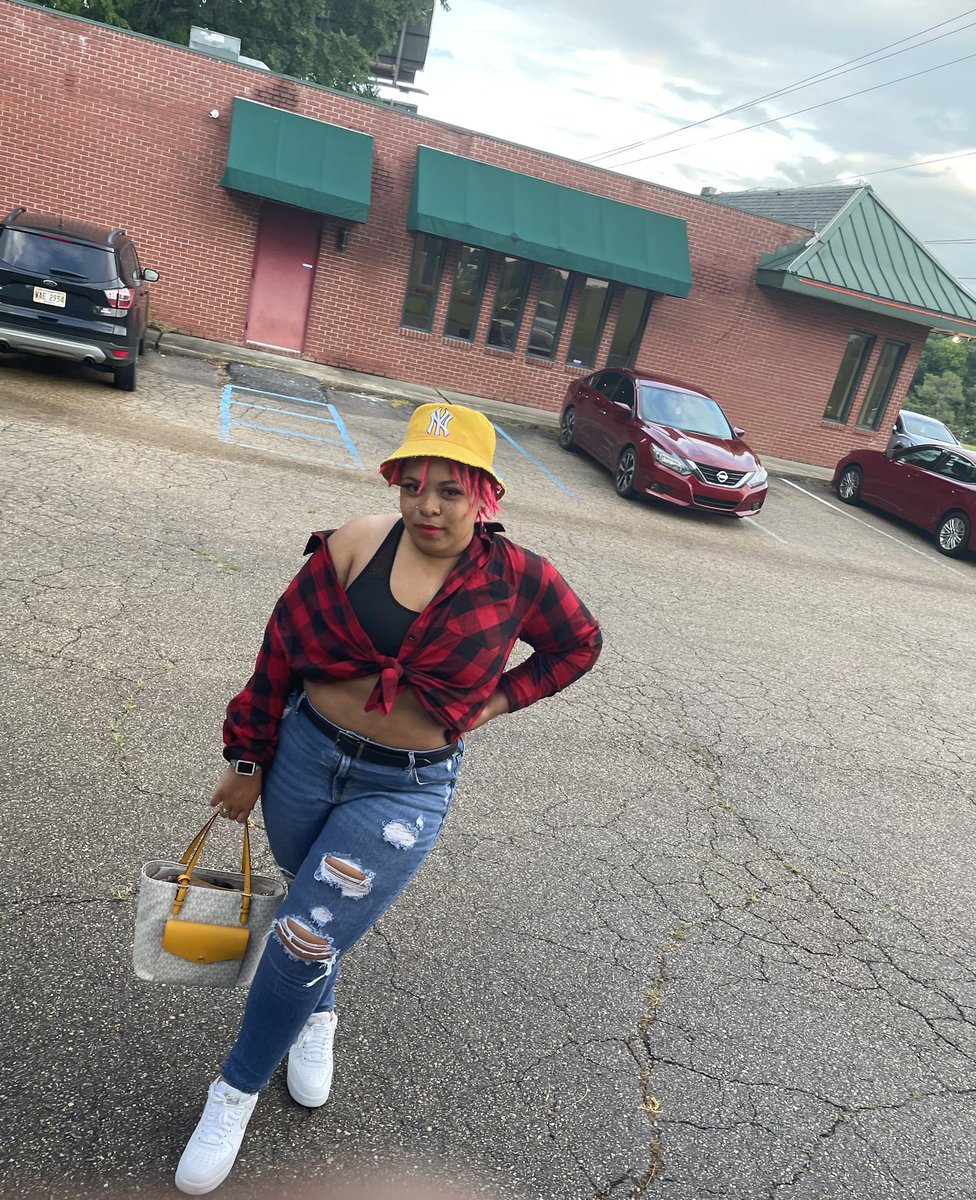 DoseofDiqah's tweet photo. #WhosWhoOfASU
•Diqah🌻
•Walnut Grove, Ms🌾
•Vet Science 🧪🐈
•Certified Loctician 🔗
•ASU 23’💜💛
•Member of 9+ Student Organizations📚
•If you see me speak because I can’t see👓😂😂 https://t.co/Pp5qPF2h5P