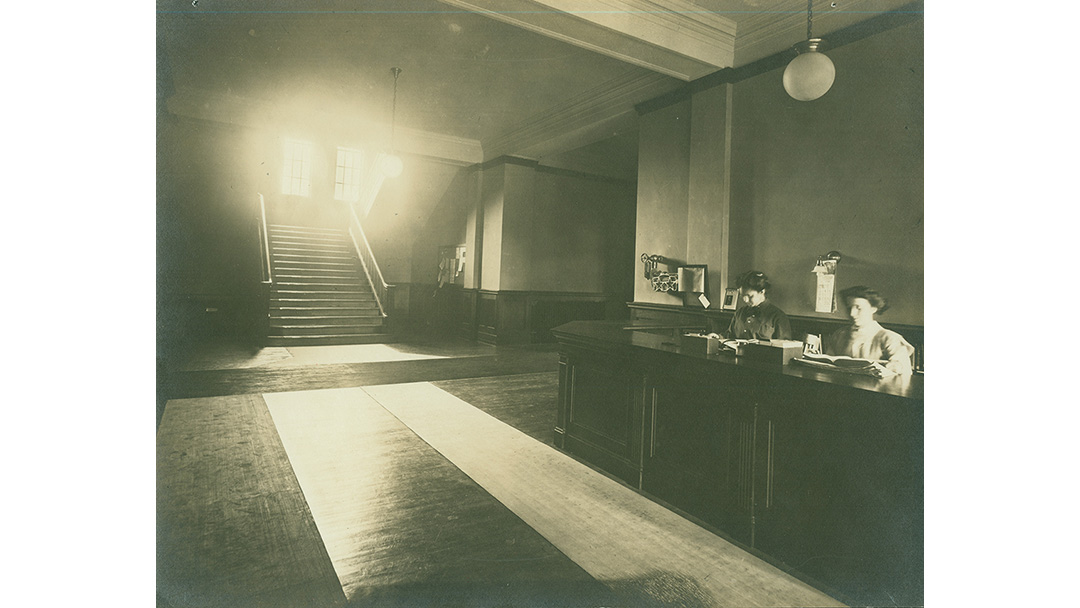 archivalagents's tweet photo. Before it was called Neilson — or #NewNeilson — Smith College’s main library was just “the library” or “the libe.”
Smith students attending college when the libe first opened would have been greeted with this circulation scene. (1/2) https://t.co/xqpJwXPADZ
