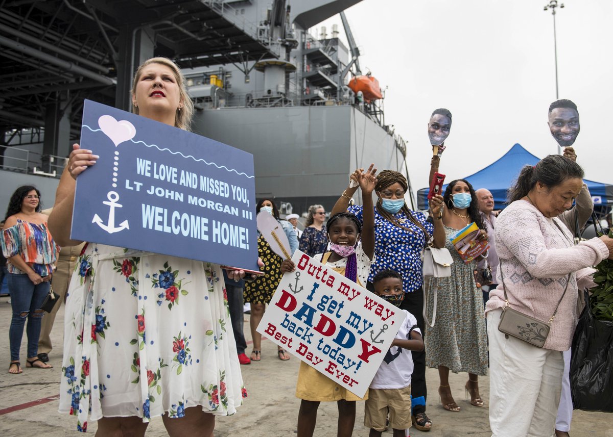 Welcome home, Shhipmates! 👋 🎉 

Families waited on the pier at Naval Base San Diego as #USSMustin (DDG 89) returned to San Diego, after 15 years serving in the Forward Deployed Naval Forces (FDNF) in Japan, July 22, 2021.