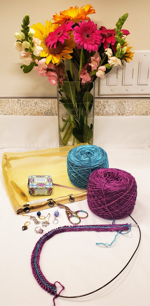 #droughtlander Cast-on-day! It's the official start of the #droughtlanderkal
Pattern: Droughtlander
Designer:<a href="/RachelUnraveled/">Rachel Roden</a> 
Yarn:instagram.com/periwinklesheep Merino Single in Fuchsia Agate &amp; <a href="/ExpressionFiber/">ExpressionFiberArts</a> Resilient Sock in Big Glen
#outlander #fraserfriday #knitlove #knitaddict