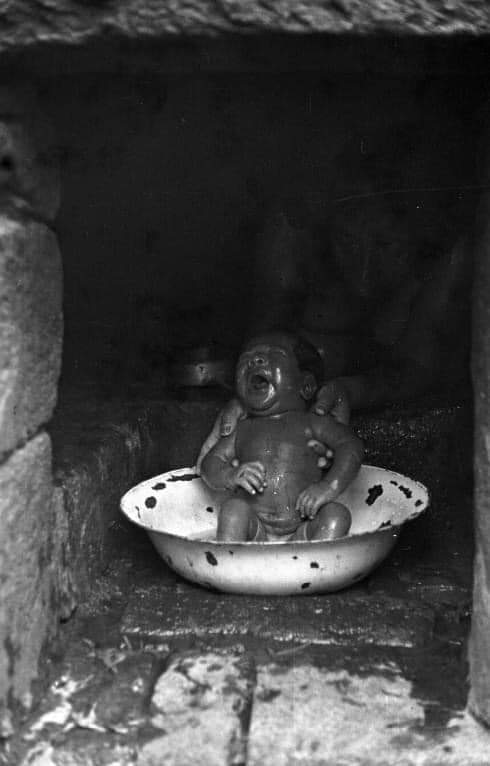 Temazcales en Milpa Alta, Ciudad de México, México en 1930. Se aprecian sus hornillas fijas al lado.

Estos son temazcales auténticos indígenas. Actualmente ya no existe, los mató la mexicanidad en pro de la idealización de lo nativo.