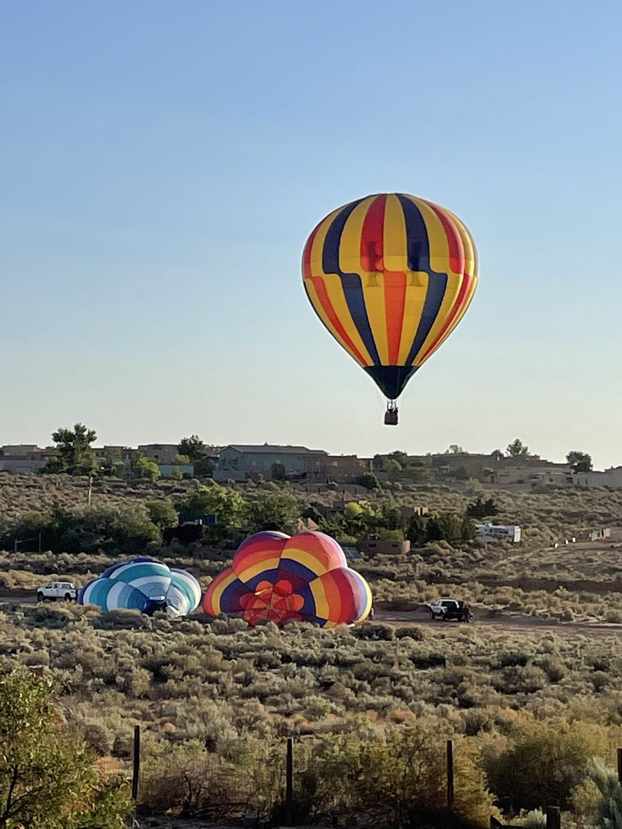 TexasLaurieD's tweet photo. Of course when I sleep in, y’all talk about hot air balloons. Hello? They take off in my backyard and I have connections for free rides, @KeithMalinak and @JeffyJFR. #NMBalloons #PutThatInYourPipe https://t.co/ppeOVoGV5C