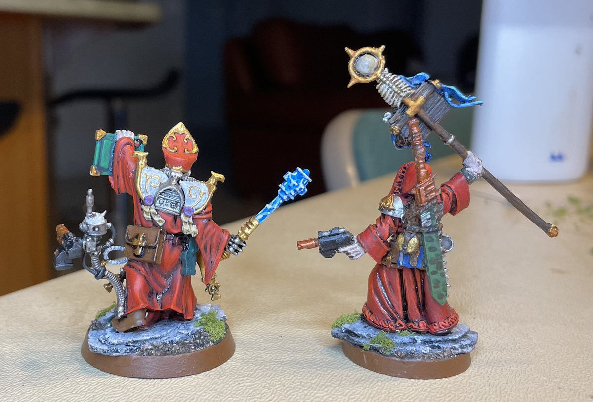Blackstone Fortress Missionary and Kromlech Preacher for my Sisters army. 
#warhammer40k #miniaturepainting #imperium #adeptasororitas