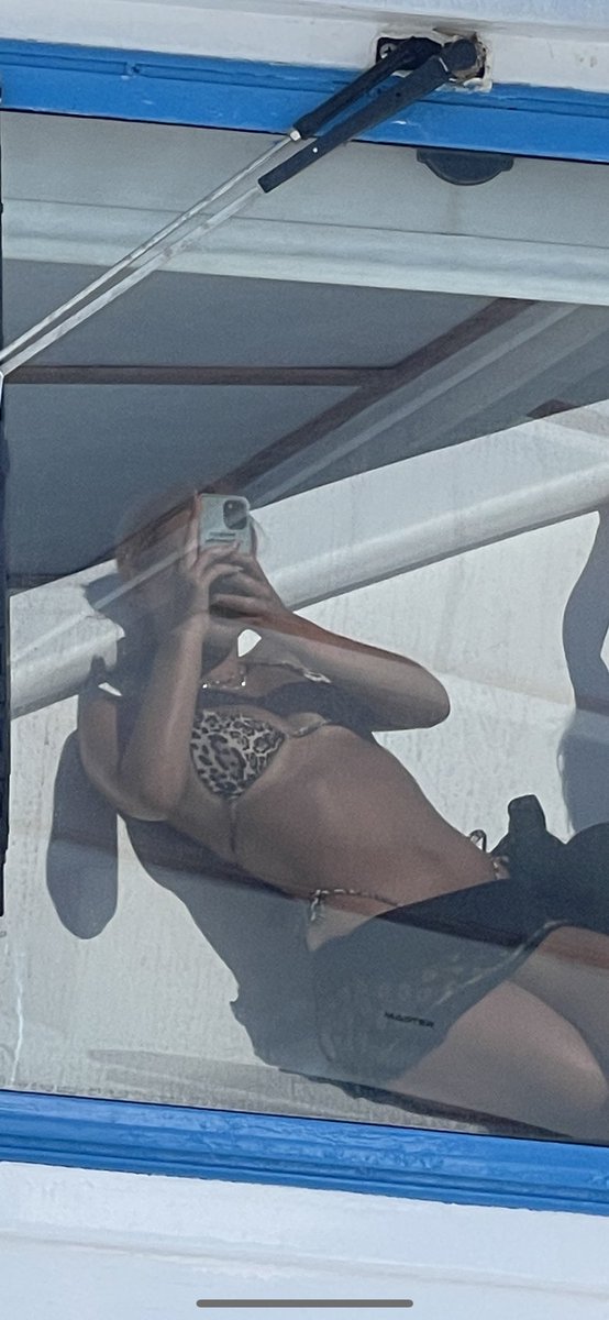 robyn tweet media