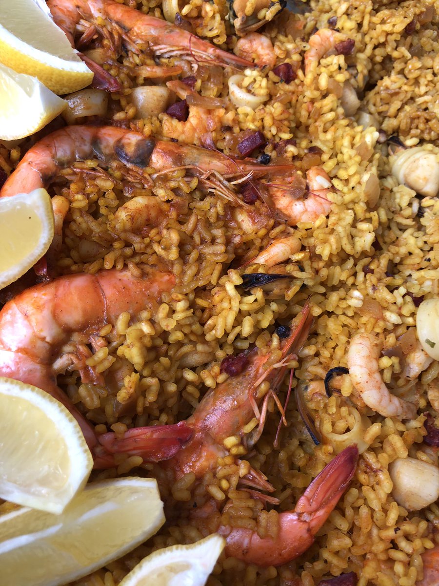 QueensHouseCC's tweet photo. Welcome to our new entrants in third, fourth and sixth form! 👑 Huge thanks to El Toro for the paella 🍤 as well as matrons and current queen’s girls for hosting us all so well 🙌 https://t.co/31OWkHiXcd
