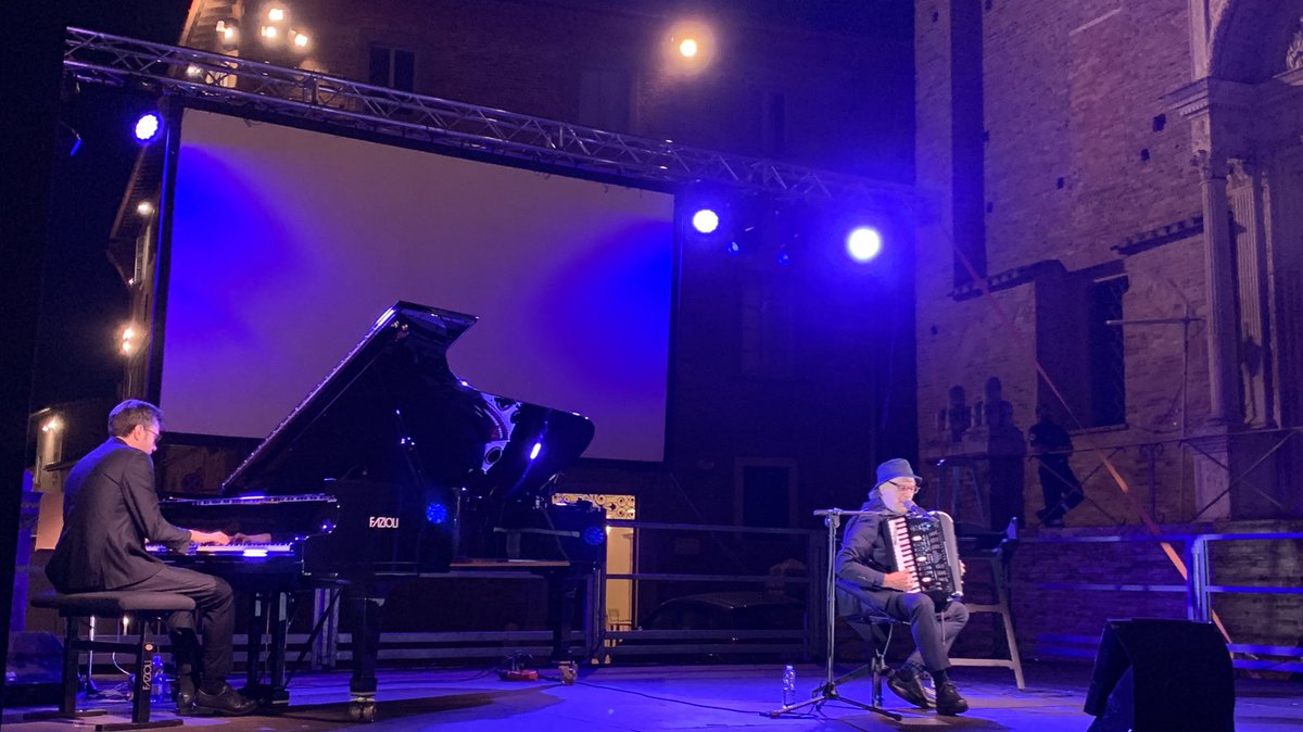 “Avvenne a Napoli”: due secoli di canzone napoletana, dalle sue origini al successo mondiale fino all’eredità e alla vita di oggi, nello spettacolo di Eduardo De Crescenzo e Julian Olivier Mazzariello ora a Urbino
#milanesiana21